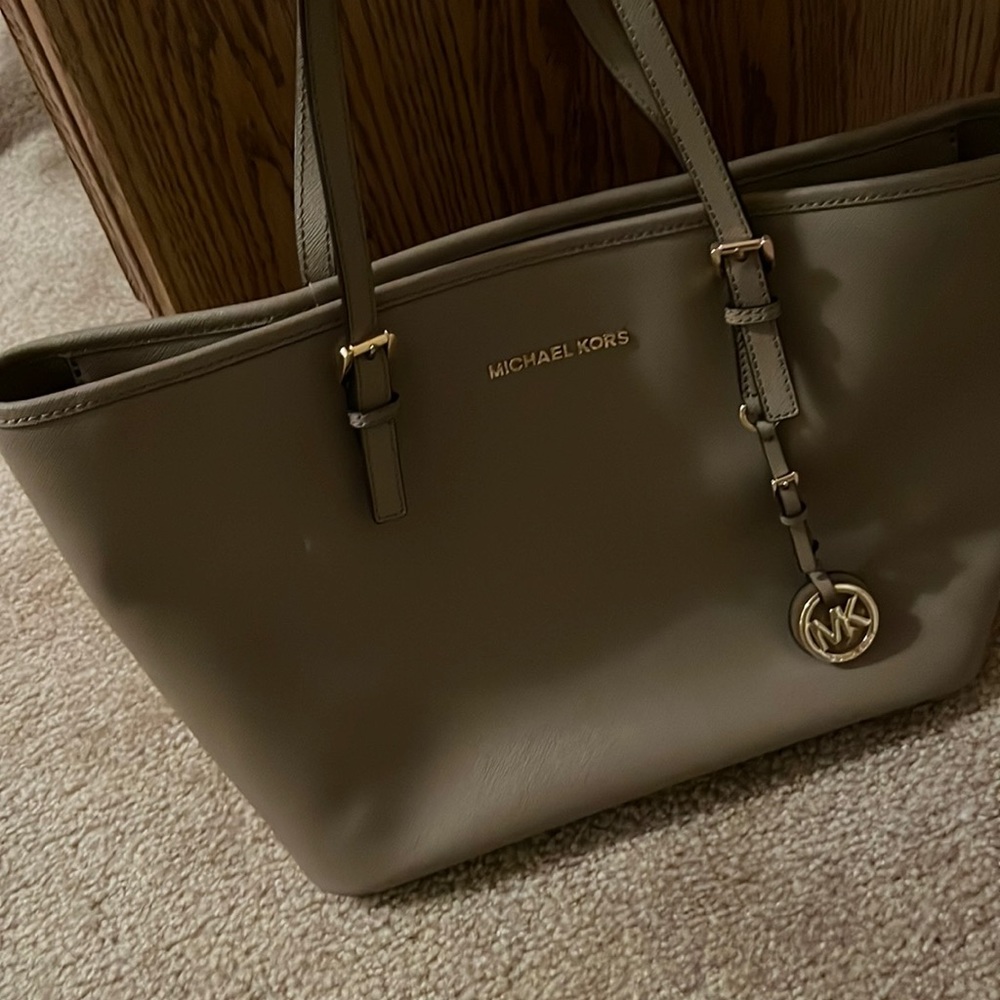 EUC Micheal Kors purse.